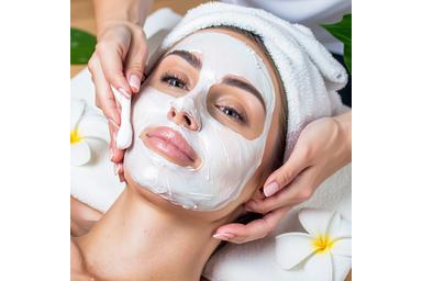Esthéticienne appliquant un masque sur le visage d’une femme